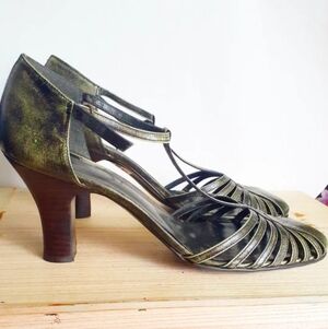 Bandolino Size 10 Strappy Antique Green Heel Sandals